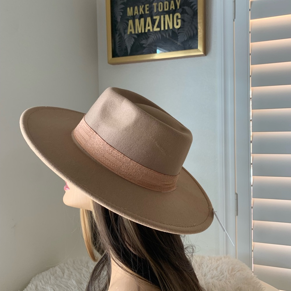 A hat - Picture 3 of 4